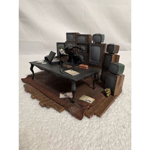 Batman Arkham Origins Collector's Edition Joker Statue With Illuminating TVs/201 - Picture 16 of 16
